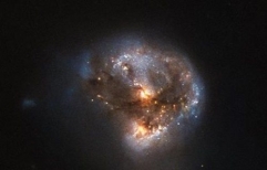 Hubble teleskopu yeni bir galaksi keşfetti!
