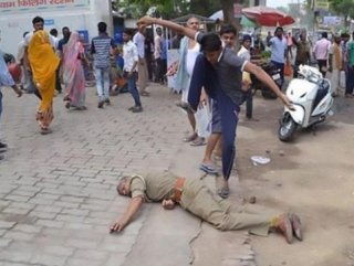 Hindistanda yoğun bakımda tecavüz halkı sokağa döktü