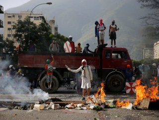 Venezuelada protestocular hükümet binalarını ateşe verdi