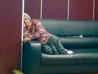 Belediye başkanının makamında uyuyakalan kadın