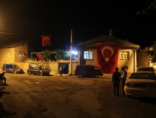 Şehit evine ateş düştü