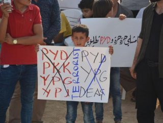Suriyeliler, sınırda PKKyı protesto etti