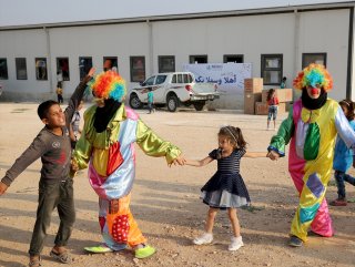 Türkiye savaşta doğan çocukları sevindirdi