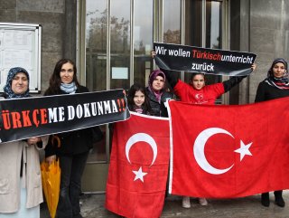 Almanyada Türkçeme dokunma protestosu