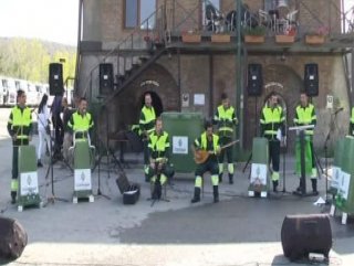 Çöpten orkestra çıkartan işçiler