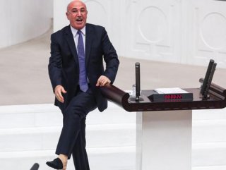 Mahmut Tanal Mecliste çorabını çıkardı