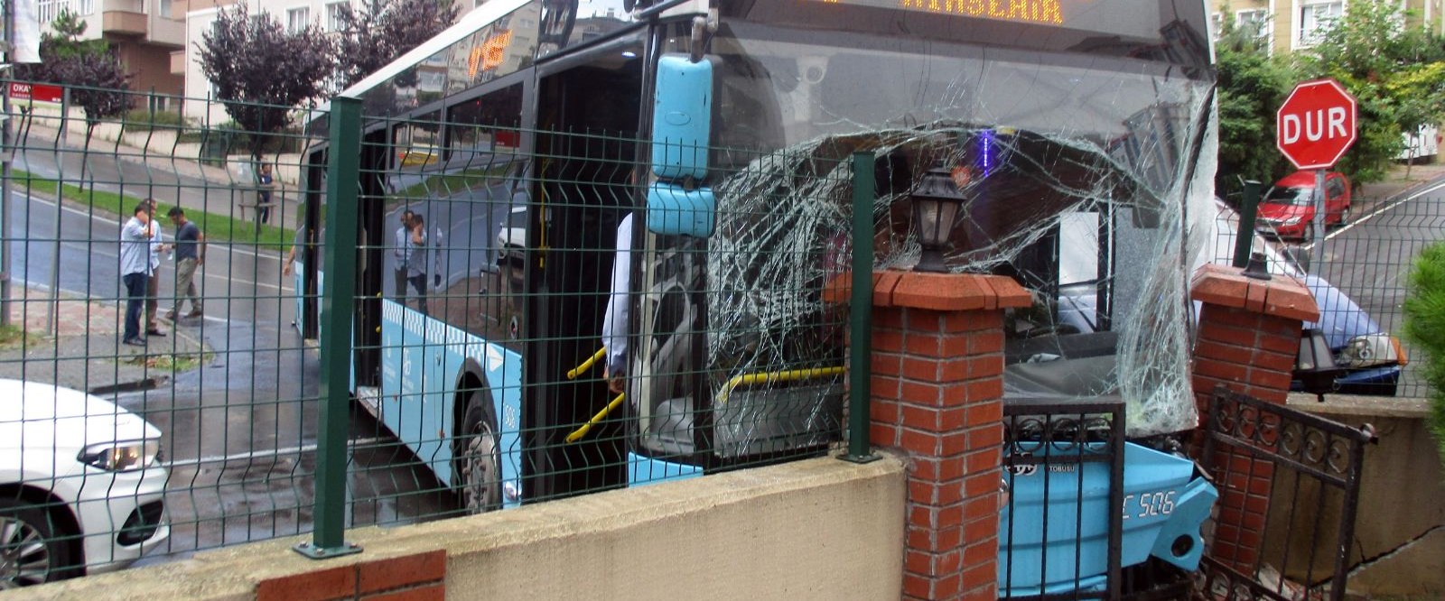 Özel halk otobüsüyle minibüs çarpıştı: 2 yaralı