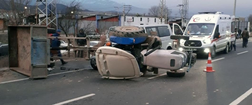 Manisa’da minibüs ile traktör çarpıştı: 14 yaralı