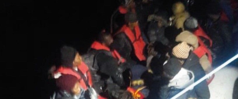 Botları su alan 3’ü çocuk 11 kaçak göçmen kurtarıldı