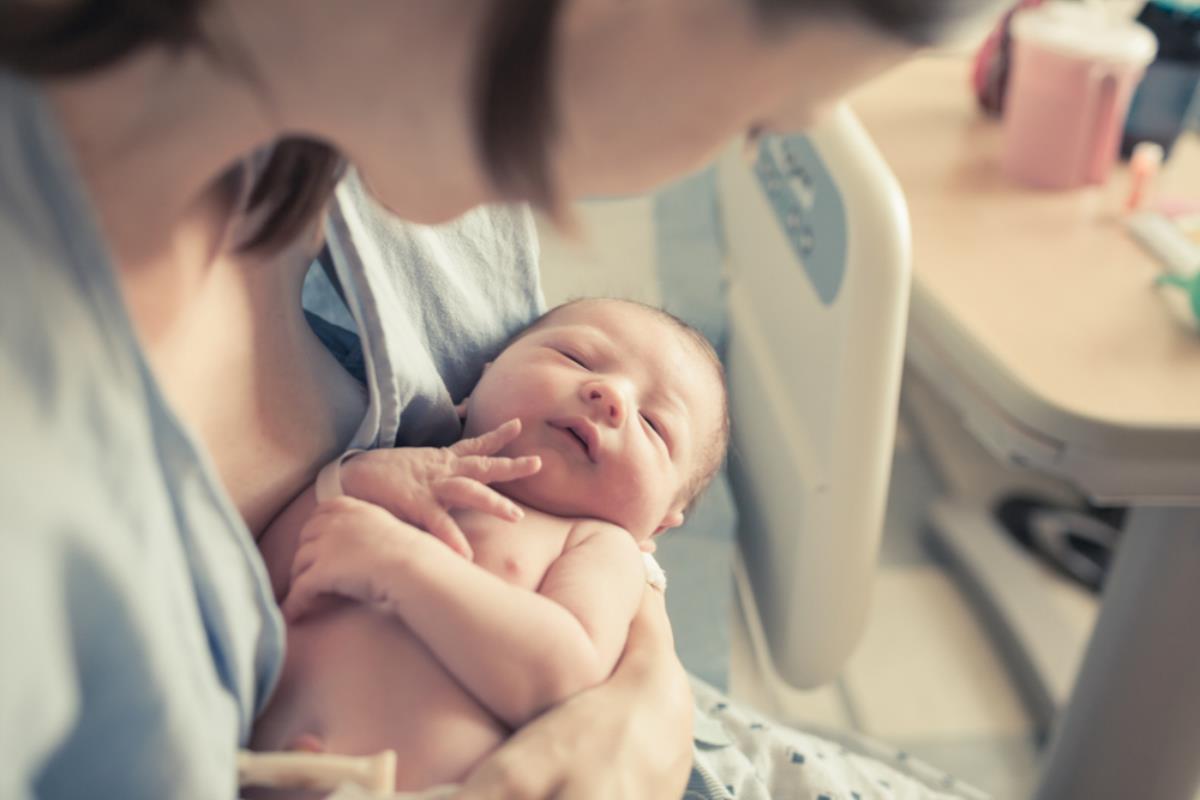 Dünyada bir ilk! Koronavirüs aşısı olan annenin bebeği virüse karşı antikorlara sahip olarak doğdu