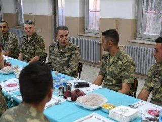 Hulusi Akar kuvvet komutanlarıyla Siirtte iftar yaptı