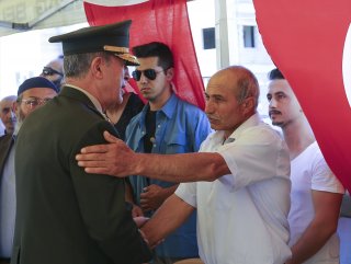 Hulusi Akar şehit ailesine taziyelerini iletti