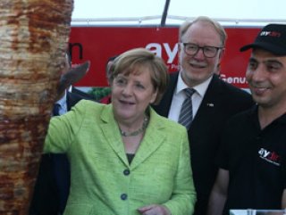 Merkel esnaf şenliğinde döner kesti