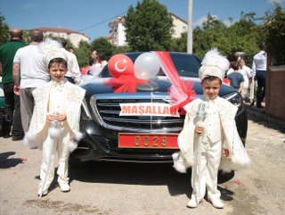 Bakan sünnet çocuklarına makam aracını tahsis etti