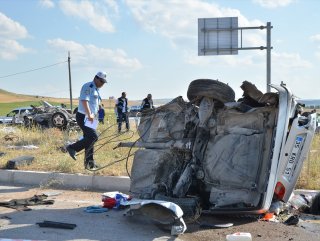 Çorumda otobüs ile otomobil çarpıştı