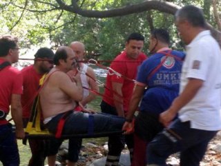 Dere kenarına düşen adam kurtarıldı