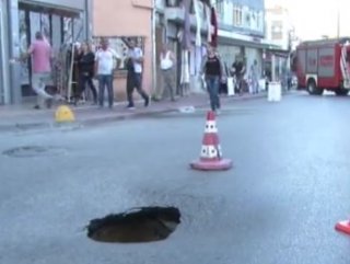 Fatihte cadde ortasında yol çöktü