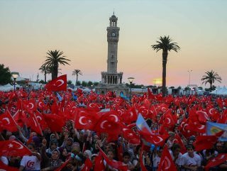 İzmirliler Konak Meydanına akın etti