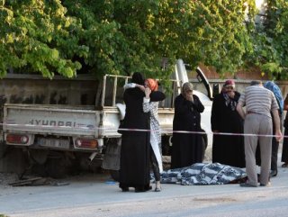 Kamyonet kaldırımda oturan kadınlara çarptı 1 ölü 7 yaralı