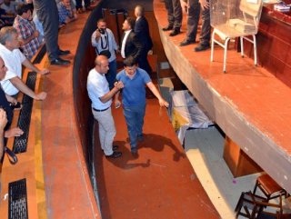 Kongrede oylar sayılırken sahne çöktü