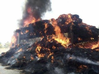 Saman yüklü kamyon kül oldu