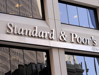 S&P Yunanistanın görünümünü pozitife çevirdi