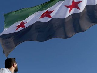 Suriyenin Türkiye sınırına devrim bayrağı asıldı