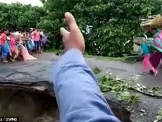 Anne ve çocuğu sele teslim oldu