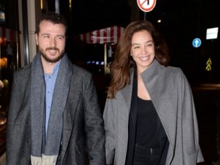 Dünya güzeli Azra Akın nikah masasına oturdu