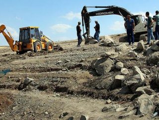 Sivasta binlerce balık iş makineleriyle gömüldü