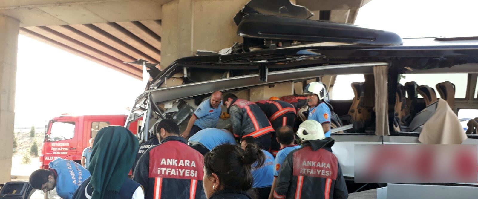 Yolcu otobüsü köprü ayağına çarptı 6 ölü