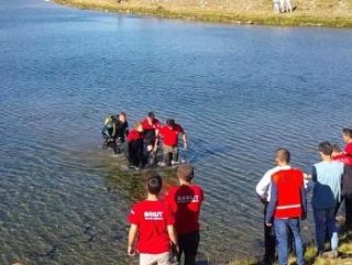 Boğulma tehlikesi geçiren çocuğu kurtarırken boğuldu