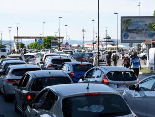 Çanakkale Feribot İskelesinde bayram yoğunluğu