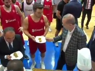 Erdoğandan milli basketçilere baklava ikramı