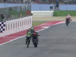 Finish çizgisine koşarak gelen motorcu