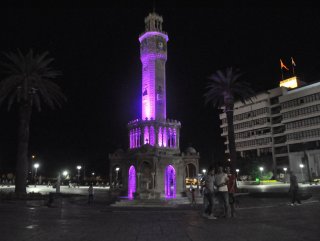 İzmir Saat Kulesi mor ışıkla aydınlatıldı