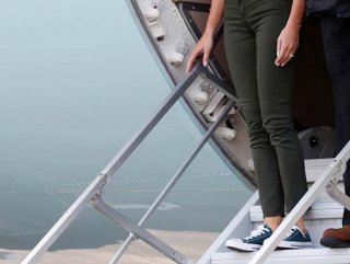 Melania Trump tepki üzerine spor ayakkabı giydi