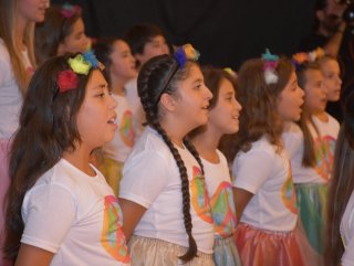 Rengarenk Göçmen Çocuklar Korosundan barış mesajı