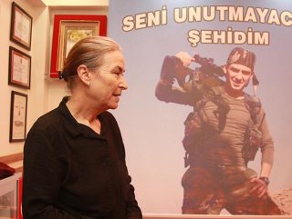 Şehit oğlunun odasını hatıralarıyla donattı