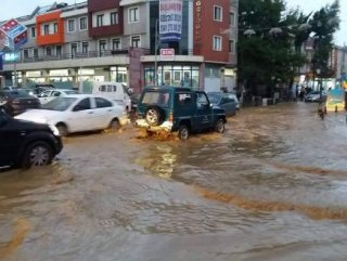 Tekirdağda sağanak yağış hayatı olumsuz etkiledi