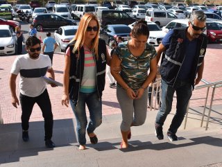 Temizlikçi yakalandı sahte kimlik ve kredi kartları çıktı