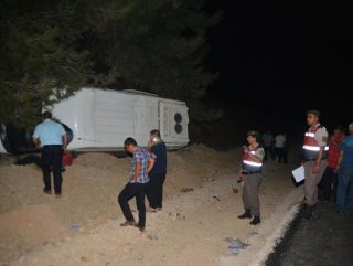Ticari araç sıkıştırdı yolcu otobüsü şarampole yuvarlandı