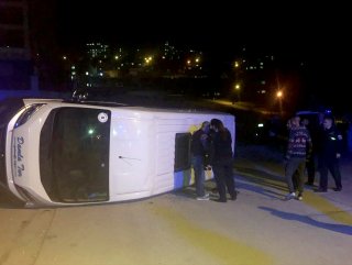 Ankarada öğrenci servisi devrildi