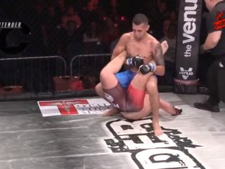 Chris Jericho rakibini yengeç hareketiyle kilitledi