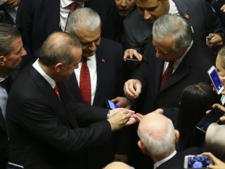 Erdoğan ile Bahçelinin rozet diyaloğu