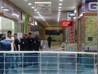 Eşini tuvalette pompalı tüfekle vurdu