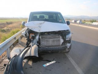 İzmirde kamyonet şarampole yuvarlandı