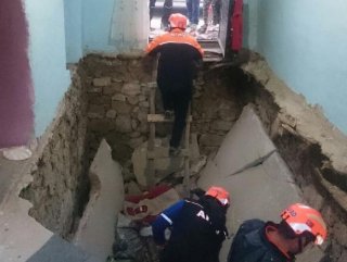 Kadınlar evde yemek yerken bodrum katına düştü