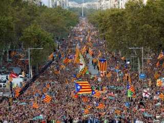 Katalanlar özerkliğin feshine tepkili