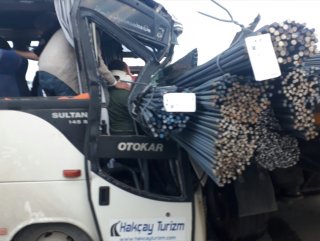 Kocaelide işçi servisi TIRa çarptı